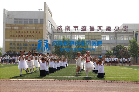 兰州盛福实验小学的学生们表演动感集体舞