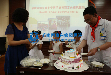 杨院长、高校长为同学们分发节日蛋糕